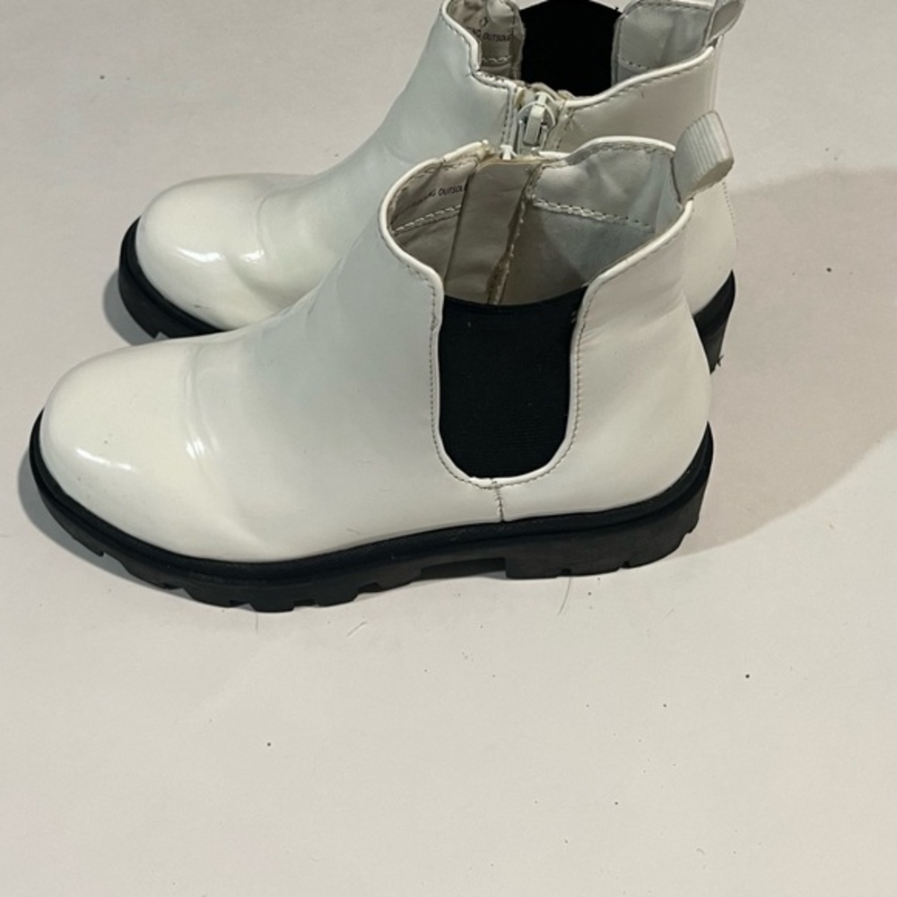 Steve Madden White and Black Sandals